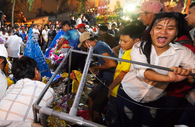 Hàng nghìn người tranh nhau đồ cúng lúc nửa đêm ở miền Tây