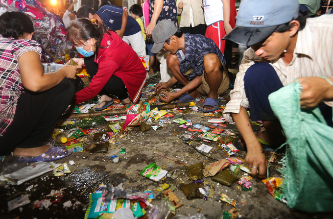 Hàng nghìn người tranh nhau đồ cúng lúc nửa đêm ở miền Tây