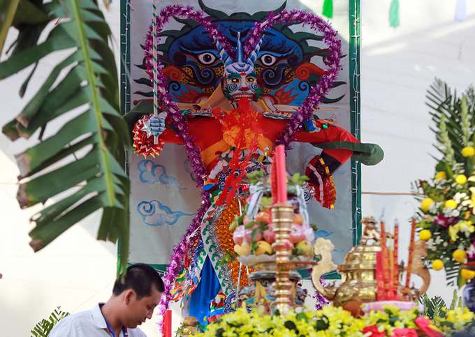 Hàng nghìn người tranh nhau đồ cúng lúc nửa đêm ở miền Tây