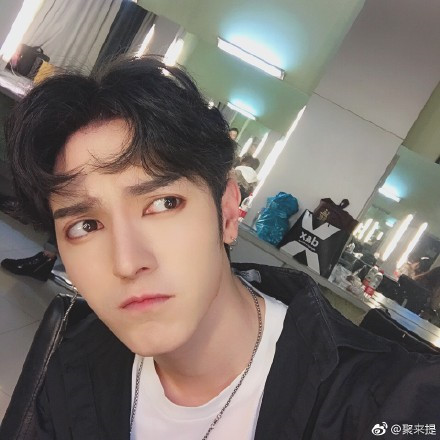 9X Tân Cương mắt to, mũi cao như nhân vật trong truyện tranh