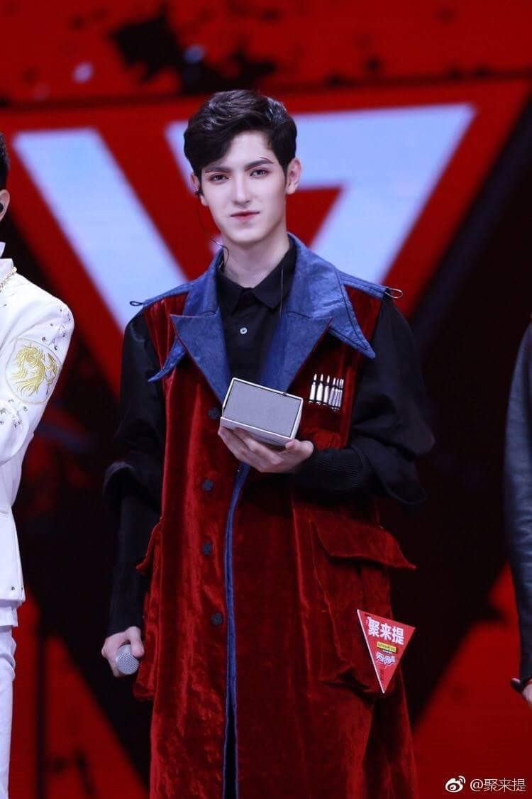 9X Tân Cương mắt to, mũi cao như nhân vật trong truyện tranh