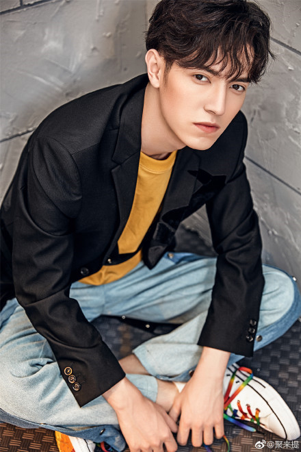 9X Tân Cương mắt to, mũi cao như nhân vật trong truyện tranh