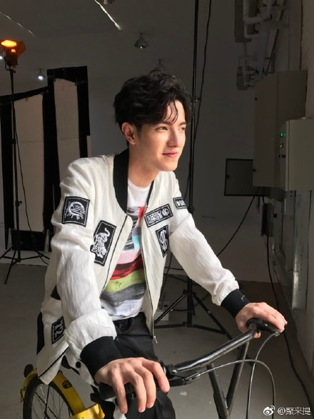 9X Tân Cương mắt to, mũi cao như nhân vật trong truyện tranh