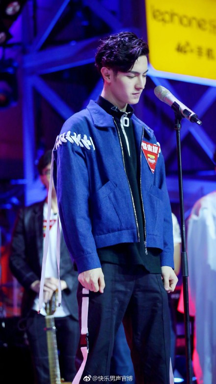 9X Tân Cương mắt to, mũi cao như nhân vật trong truyện tranh