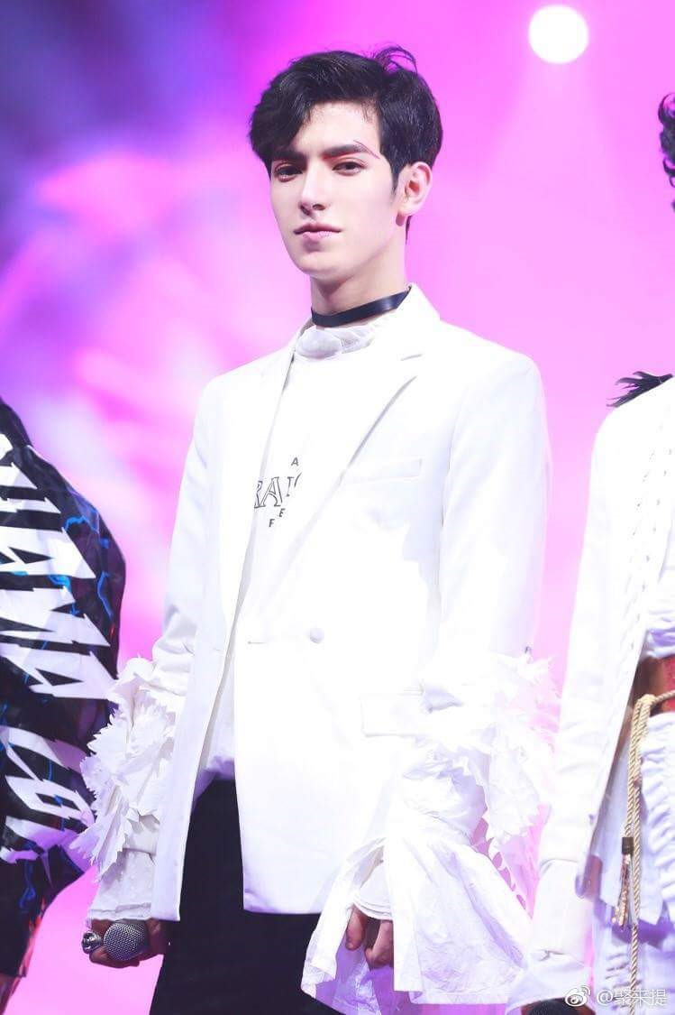 9X Tân Cương mắt to, mũi cao như nhân vật trong truyện tranh