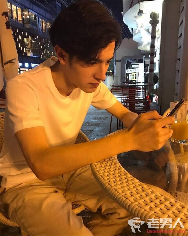 9X Tân Cương mắt to, mũi cao như nhân vật trong truyện tranh