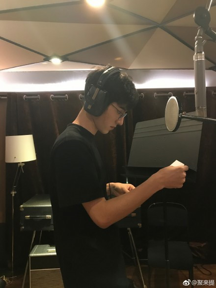 9X Tân Cương mắt to, mũi cao như nhân vật trong truyện tranh