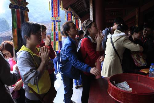 Công đức ở đền chùa: Có nên cầu trúng số, buôn may bán đắt?