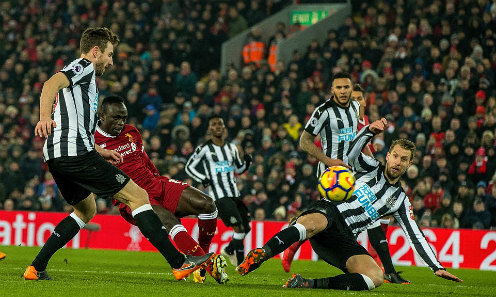 Salah vượt thành tích Suarez, Liverpool leo lên nhì bảng