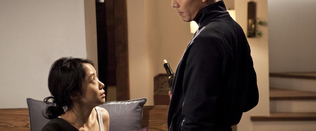 Bị xua đuổi tàn nhẫn, người vợ khốn khổ vẫn cầu xin chồng đừng ly dị