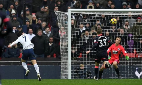 Son Heung-min lập cú đúp, Tottenham cách Man Utd một điểm