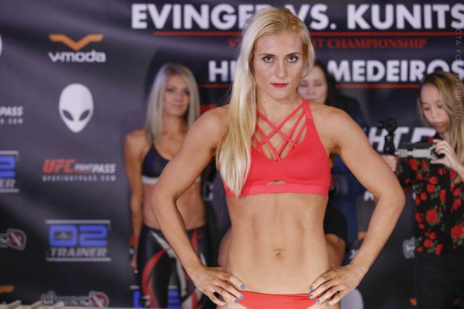 UFC: Tranh đai vô địch, mỹ nữ tóc vàng bị Người máy đấm gục UFC: Tranh đai vô địch, mỹ nữ tóc vàng bị Người máy đấm gục