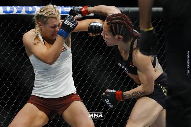 UFC: Tranh đai vô địch, mỹ nữ tóc vàng bị Người máy đấm gục