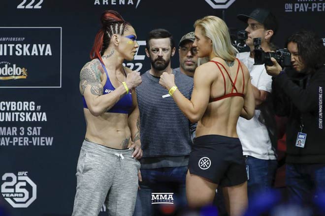 UFC: Tranh đai vô địch, mỹ nữ tóc vàng bị Người máy đấm gục