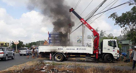 Cần cẩu chạm dây điện trung thế, tài xế chết thương tâm