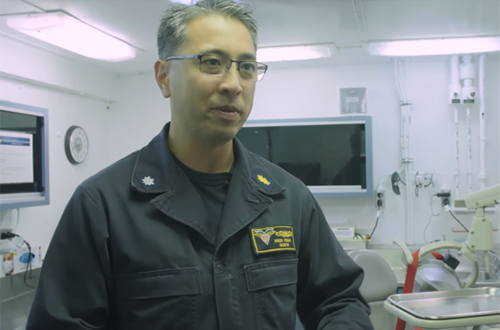 Nha sĩ gốc Việt trên tàu sân bay Mỹ USS Carl Vinson