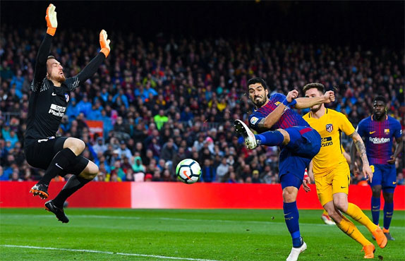 Messi sút phạt ghi bàn, Barca đánh bại Atletico