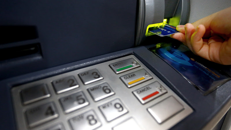 Tài khoản ngân hàng gánh chục loại phí: Không giao dịch cũng mất tiền