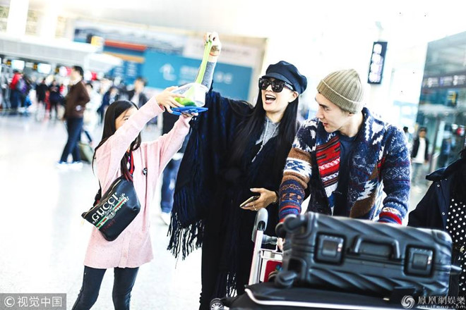 Sao nữ gốc Việt và chồng trẻ tình cảm giữa ồn ào rạn nứt vì khó có con