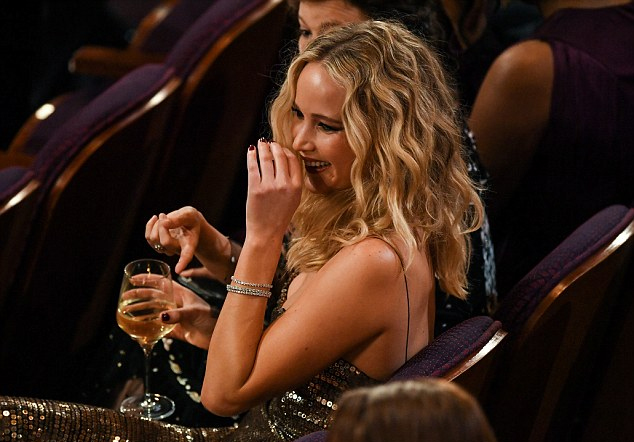 Jennifer Lawrence vén váy trèo qua ghế trong khán phòng Oscar