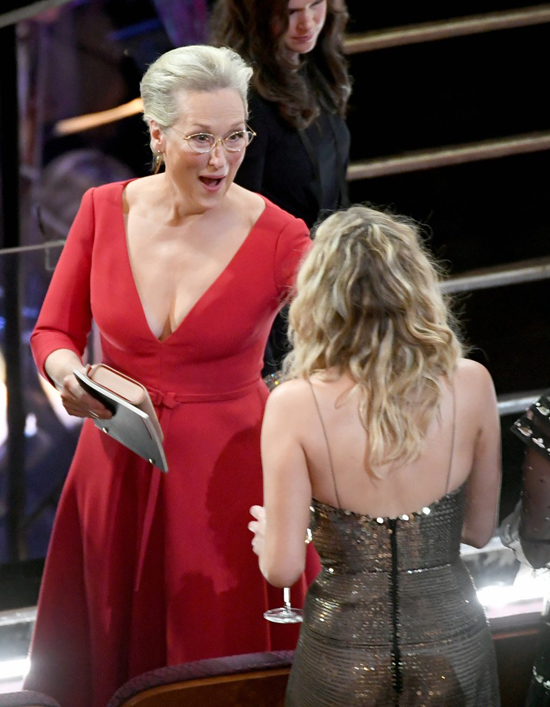 Jennifer Lawrence vén váy trèo qua ghế trong khán phòng Oscar