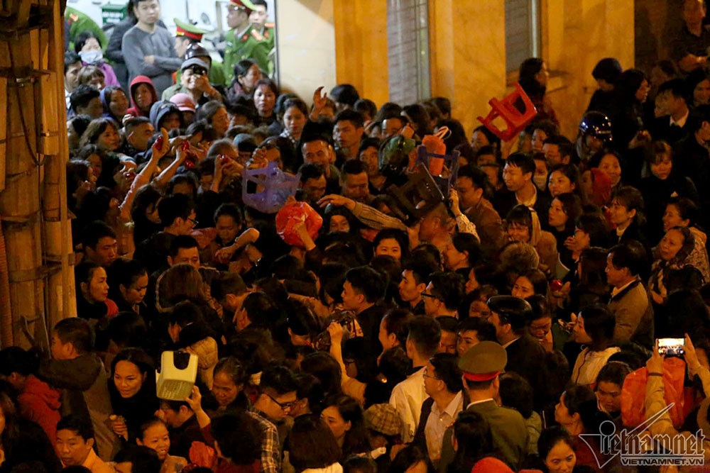 Thắp lên sự tử tế, nhưng ai sẽ là người giữ lửa?