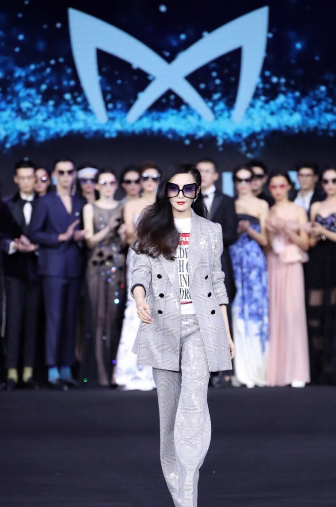 Phạm Băng Băng thể hiện thần thái quyền lực, khí chất sang chảnh tại sự kiện