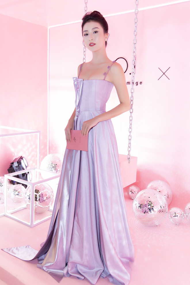 Khoe sắc vóc thanh tân trong chiếc đầm tím chuẩn trend, Quỳnh Anh Shyn nào có kém đàn chị Đông Nhi
