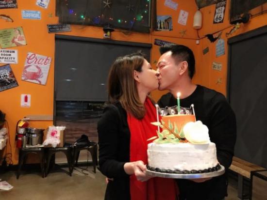 Bạn trai Việt kiều hôn Thanh Thảo đắm đuối trong tiệc sinh nhật cô