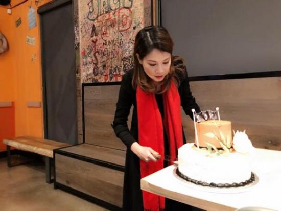 Bạn trai Việt kiều hôn Thanh Thảo đắm đuối trong tiệc sinh nhật cô Bạn trai Việt kiều hôn Thanh Thảo đắm đuối trong tiệc sinh nhật cô