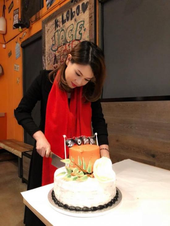 Bạn trai Việt kiều hôn Thanh Thảo đắm đuối trong tiệc sinh nhật cô