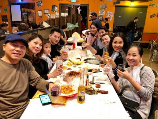 Bạn trai Việt kiều hôn Thanh Thảo đắm đuối trong tiệc sinh nhật cô