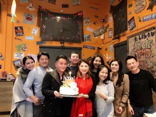 Bạn trai Việt kiều hôn Thanh Thảo đắm đuối trong tiệc sinh nhật cô