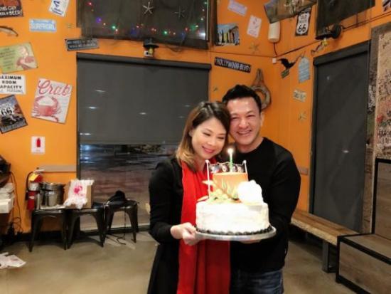 Bạn trai Việt kiều hôn Thanh Thảo đắm đuối trong tiệc sinh nhật cô