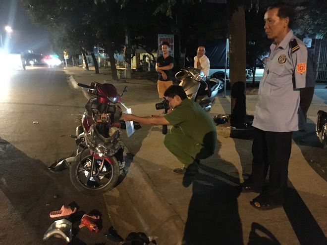 Hai xe máy tông nhau nát bét trong đêm, 4 người nguy kịch