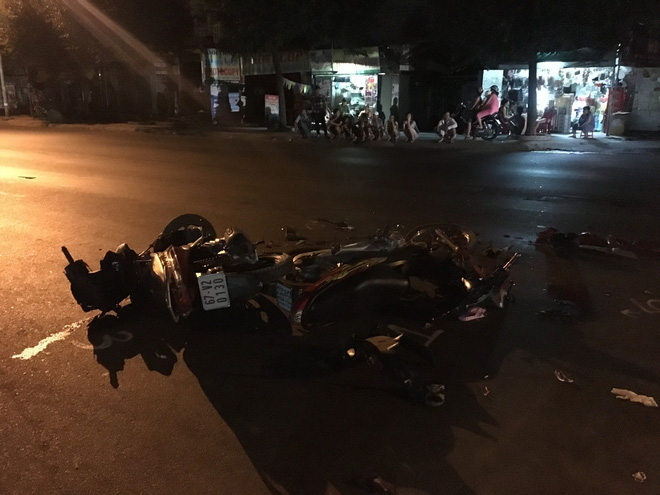 Hai xe máy tông nhau nát bét trong đêm, 4 người nguy kịch