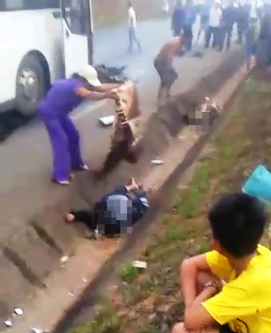 Tông xe giường nằm, hai vợ chồng văng xuống mương tử vong