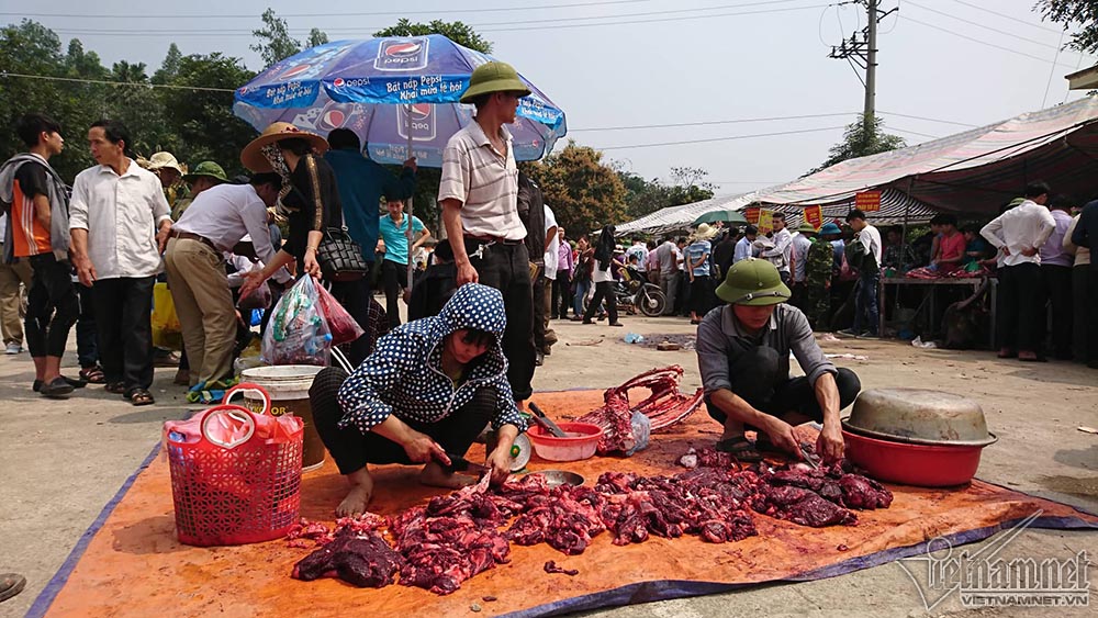 Chen chúc mua thịt trâu chọi bị chích điện để lấy may
