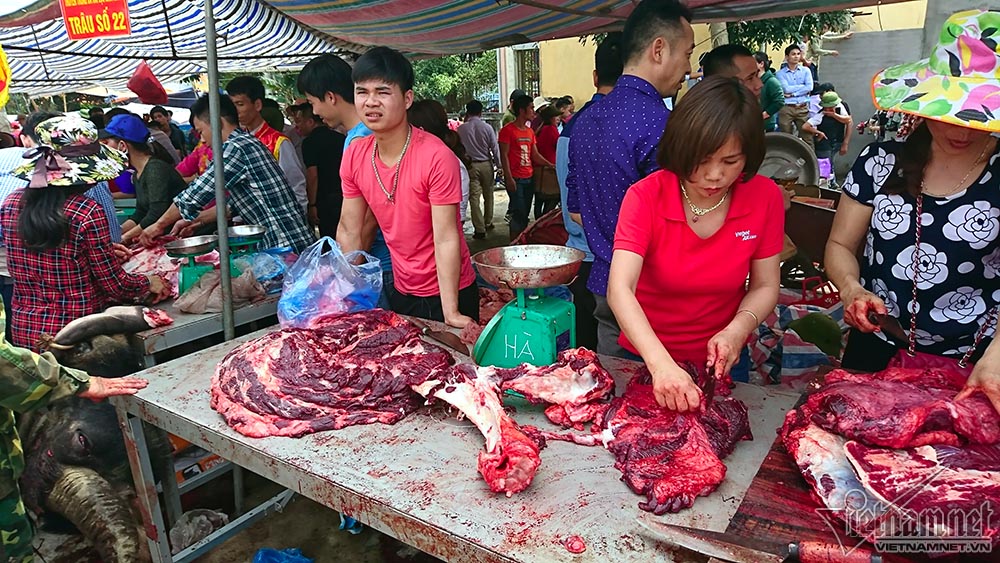 Chen chúc mua thịt trâu chọi bị chích điện để lấy may