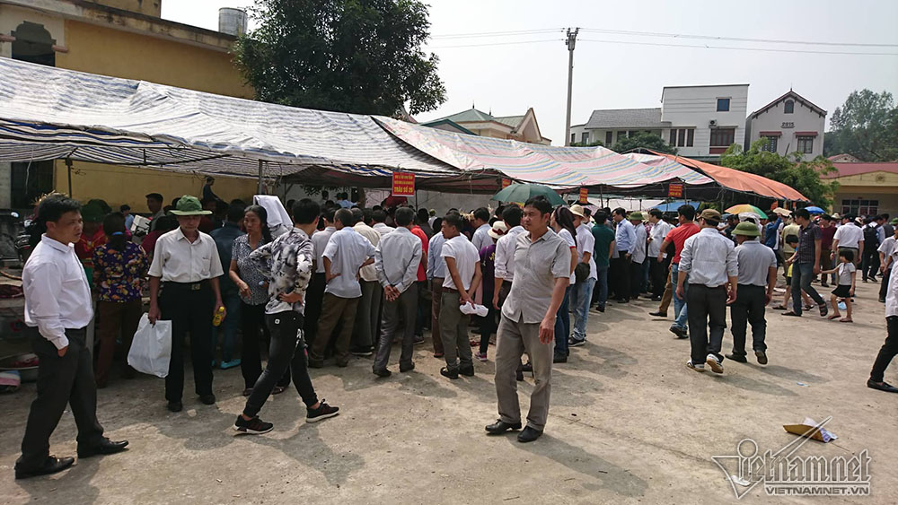 Chen chúc mua thịt trâu chọi bị chích điện để lấy may