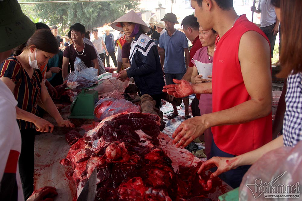 Chen chúc mua thịt trâu chọi bị chích điện để lấy may