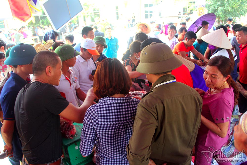 Chen chúc mua thịt trâu chọi bị chích điện để lấy may