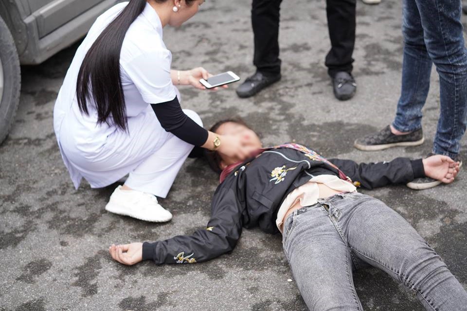 Xôn xao hình ảnh cô gái trẻ ở Hải Phòng khóc lóc vật vã, ngất lên ngất xuống khi chia tay người yêu lên đường nhập ngũ