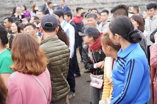 Xôn xao hình ảnh cô gái trẻ ở Hải Phòng khóc lóc vật vã, ngất lên ngất xuống khi chia tay người yêu lên đường nhập ngũ