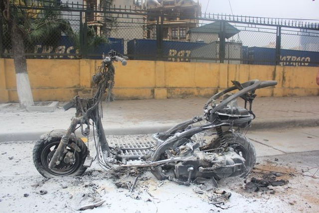 Chiếc xe máy bốc cháy ngùn ngụt, chủ phương tiện vẫn liều mình mở cốp lấy đồ