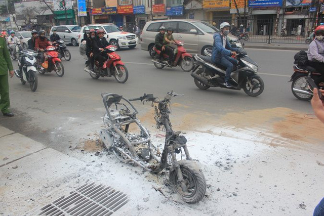 Chiếc xe máy bốc cháy ngùn ngụt, chủ phương tiện vẫn liều mình mở cốp lấy đồ