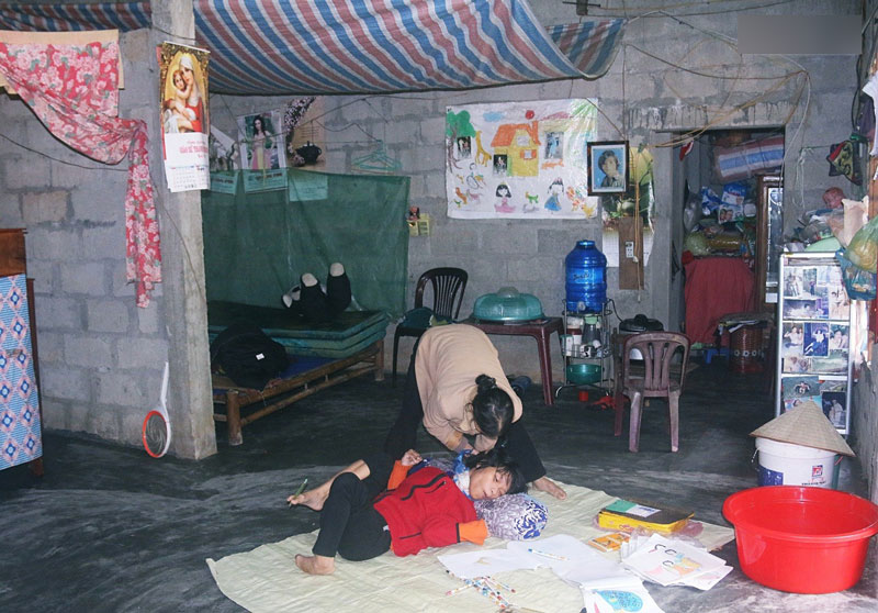 Cô gái khuyết tật ở Huế vẽ tranh bằng chân và lời nói dối đẫm nước mắt của người mẹ