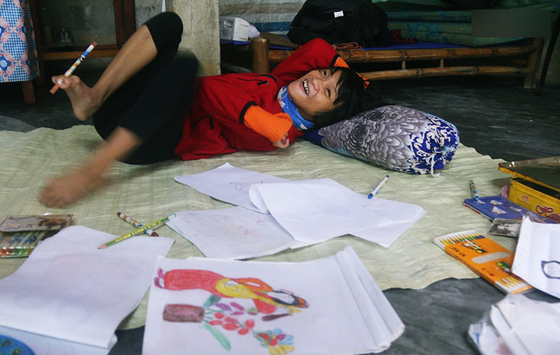 Cô gái khuyết tật ở Huế vẽ tranh bằng chân và lời nói dối đẫm nước mắt của người mẹ