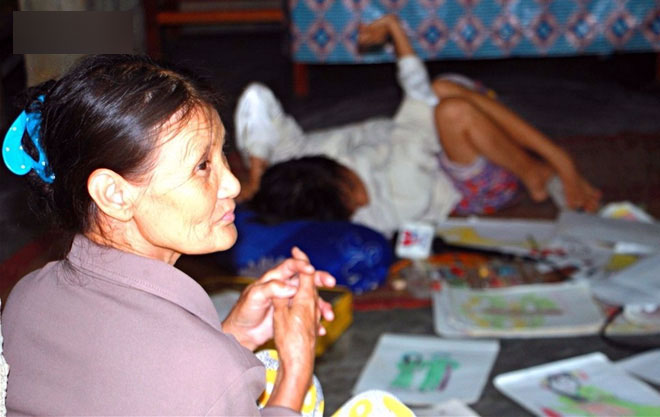 Cô gái khuyết tật ở Huế vẽ tranh bằng chân và lời nói dối đẫm nước mắt của người mẹ