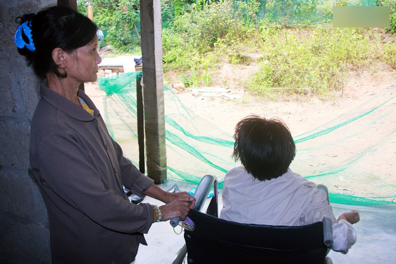 Cô gái khuyết tật ở Huế vẽ tranh bằng chân và lời nói dối đẫm nước mắt của người mẹ